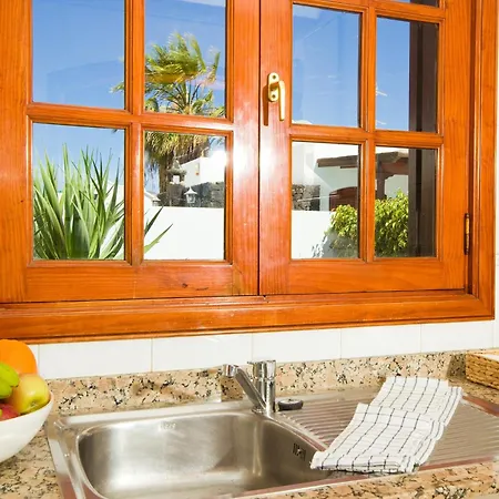 El Golfo - By Az Puerto del Carmen (Lanzarote)